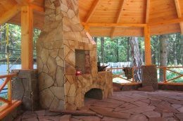 Деревянная беседка с прекрасным кирпичным мангалом – монументальное сооружение на вашем собственном участке